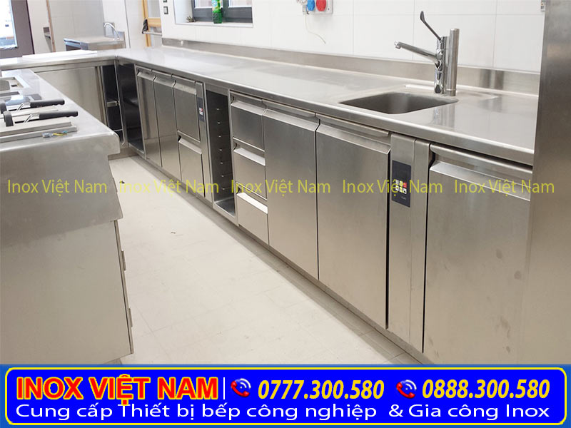Hình ảnh lắp đặt tủ chén inox, tủ đựng chén bát, tủ inox có bồn rửa cho bếp gia đình của công ty Inox Việt Nam