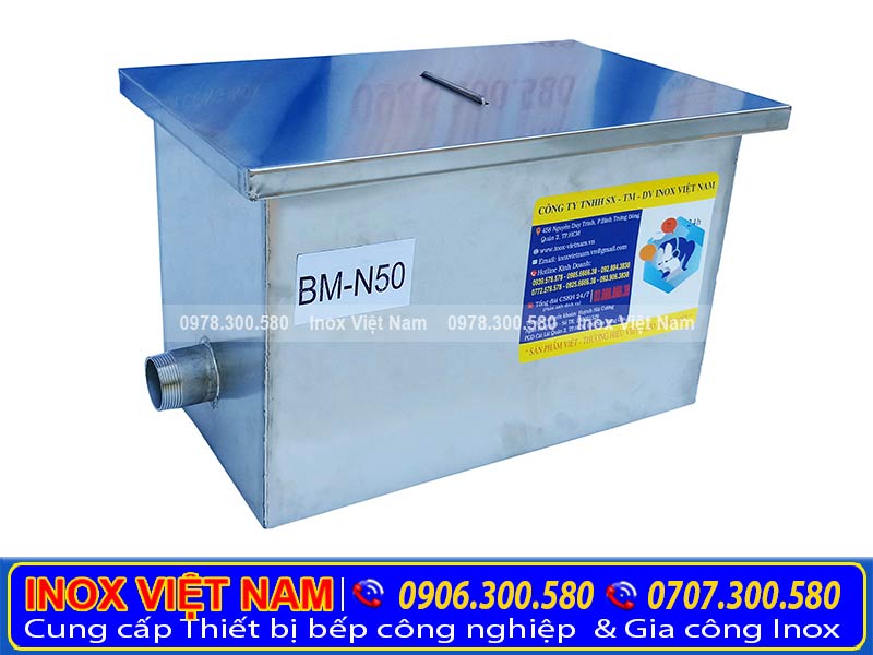 Bẫy mỡ inox, hộp tách mỡ gia đình 50 lít với kiểu dáng đẹp.Một thiết bị bếp inox công nghiệp cao cấp giúp xử lý nước thải hiệu quả.