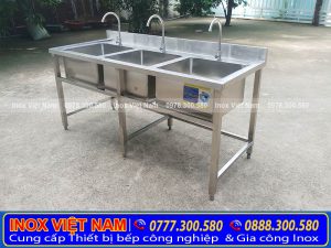 Chậu rửa công nghiệp 3 hộc với thiết kế 3 hộc rửa inox sâu rộng.