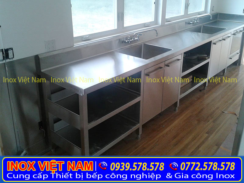 Bồn rửa tay inox, chậu rửa inox đơn có cánh phải của Inox Việt Nam với thiết kế thông minh, bề mặt rộng. Thuận tiện cho việc sơ chế sản phẩm.