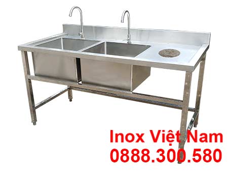Chậu rửa inox đôi có lỗ xả rác.