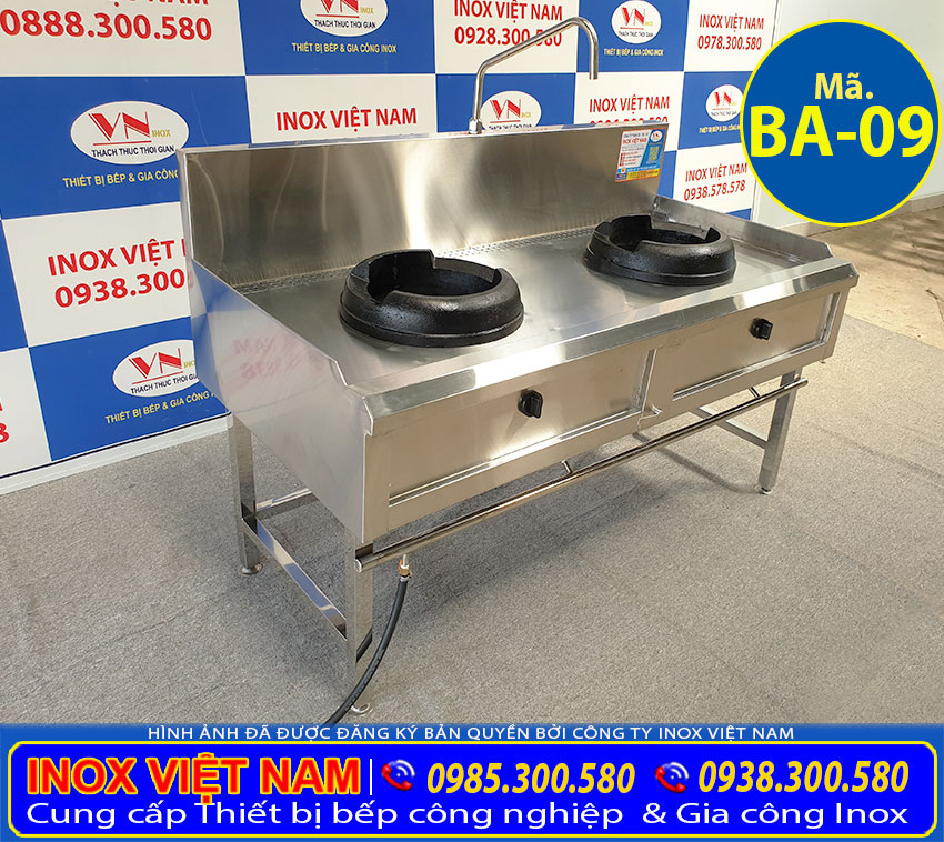 Bếp Á kiềng gang 2 họng Inox Việt Nam nổi bật với thiết kế inox 304 sáng đẹp, bộ kiềng gang đúc chắc chắn, mang đến giải pháp nấu nướng chuyên nghiệp cho nhà hàng và quán ăn.