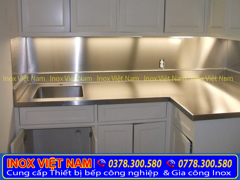 Chậu rửa inox với thiết kế đơn giản dễ dàng vệ sinh, lau chùi sau khi sử dụng.