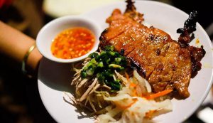 Món thịt nướng sẽ ngon hơn nếu sử dụng bếp nướng than inox cao cấp của Thiết bị bếp inox công nghiệp.