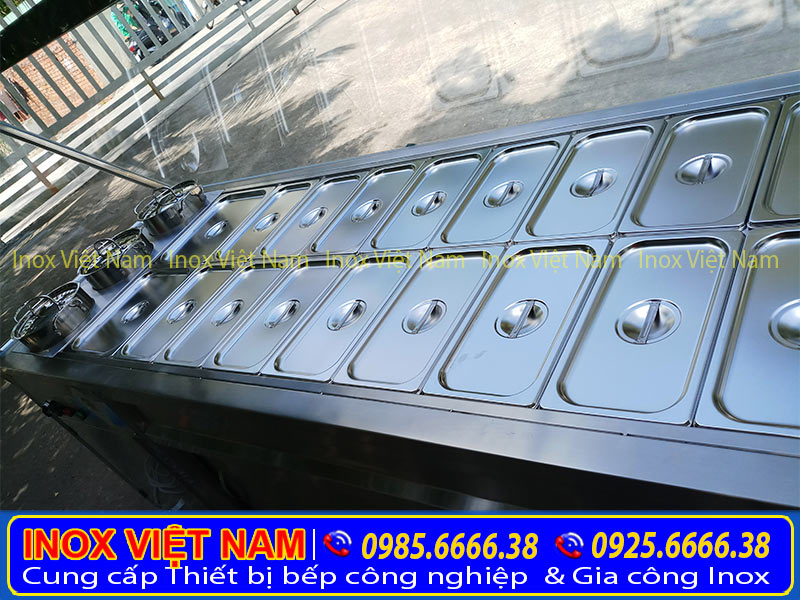 Tủ giữ nóng thức ăn công nghiệp có thiết kế đơn giản, tiện lợi. Kiểu dáng đẹp sang trọng. Được làm từ chất liệu là inox 304 nên có độ bền cao. Được cách nhiệt bởi lớp bông thủy tinh, nên giữ nóng thức ăn trong thời gian dài. Mà vẫn giữ nguyên hương vị thơm ngon như ban đầu.
