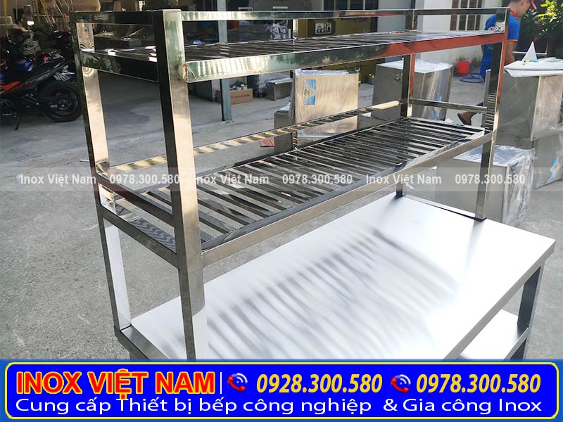 Bàn inox công nghiệp có kệ với thiết kế đẹp, gọn nhẹ. Giúp không gian bếp ăn trở nên gọn gàng sạch sẽ.
