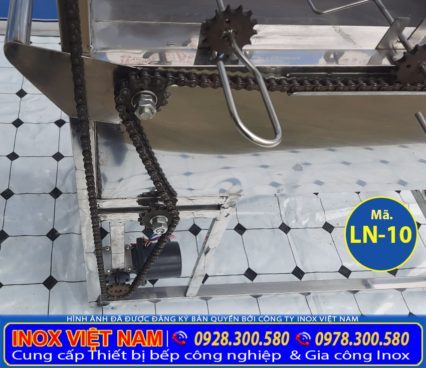 Chi tiết phần bánh xe motor của lò quay vịt bằng xích, bếp nướng than inox tự quay.