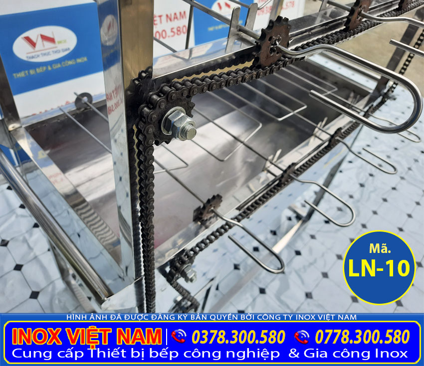 Cận cảnh dây xích sản phẩm lò nướng inox tự quay, lò quay vịt bằng xích.