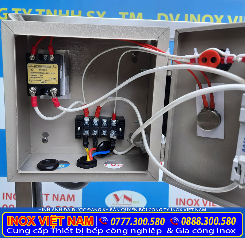 Chi tiết hệ thống dây điện bên trong hộp điện điều khiển bộ nồi nấu phở bằng điện.