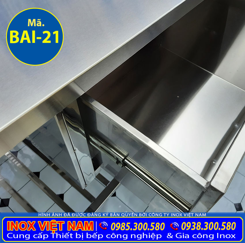 Thiết kế phần hộc tủ của bàn bếp inox 304 sang trọng bền đẹp. Với chất liệu inox 304 cao cấp, đảm bảo tuổi thọ độ bền của sản phẩm.