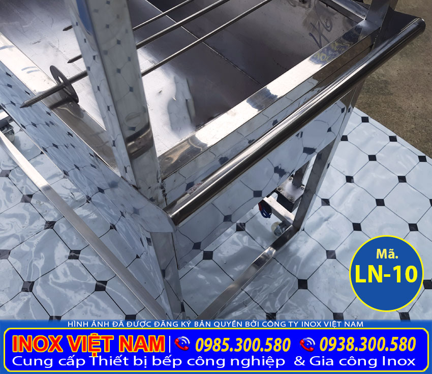 Thiết kế phần tay cầm lò nướng gà vịt bằng than, lò nướng than inox ngoài trời. Với thiết kế chắc chắn.