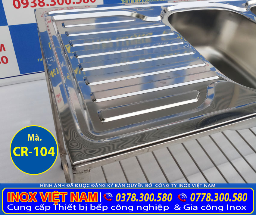 Chi tiết phần bàn rửa của chậu rửa đôi inox, bồn rửa chén inox 2 ngăn có chân và bàn rửa. Được sản xuất từ chất liệu inox 304 bền bỉ.