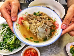 Cách nấu nước lèo hủ tiếu xương ngon hút khách.