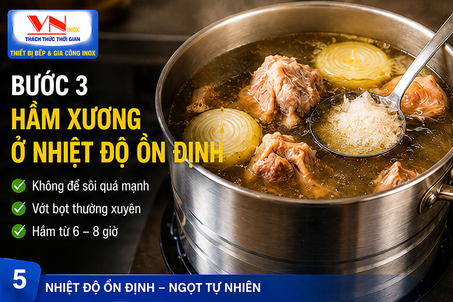 Hầm xương bò ở nhiệt độ ổn định giúp nước dùng phở trong và ngọt tự nhiên.