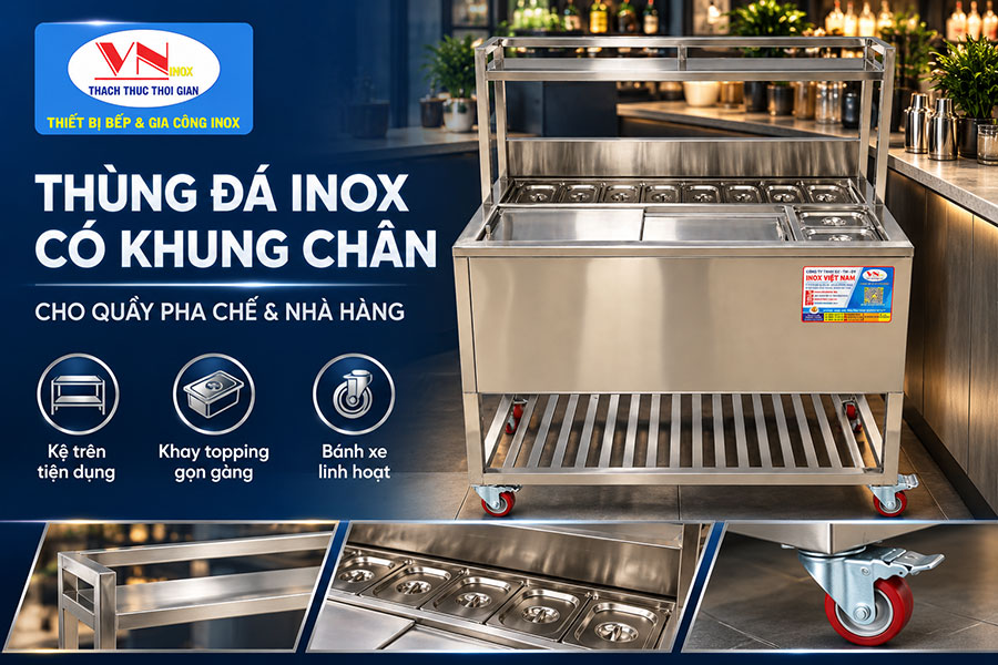 Thùng đá inox có khung chân và kệ dưới giúp tận dụng không gian cất dụng cụ, giữ mặt quầy thông thoáng và ngăn nắp.