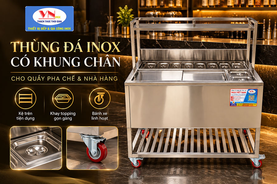 Thùng đá inox có chân tích hợp khay topping giúp sắp xếp nguyên liệu tập trung, thuận tiện thao tác khi chuẩn bị đồ uống.