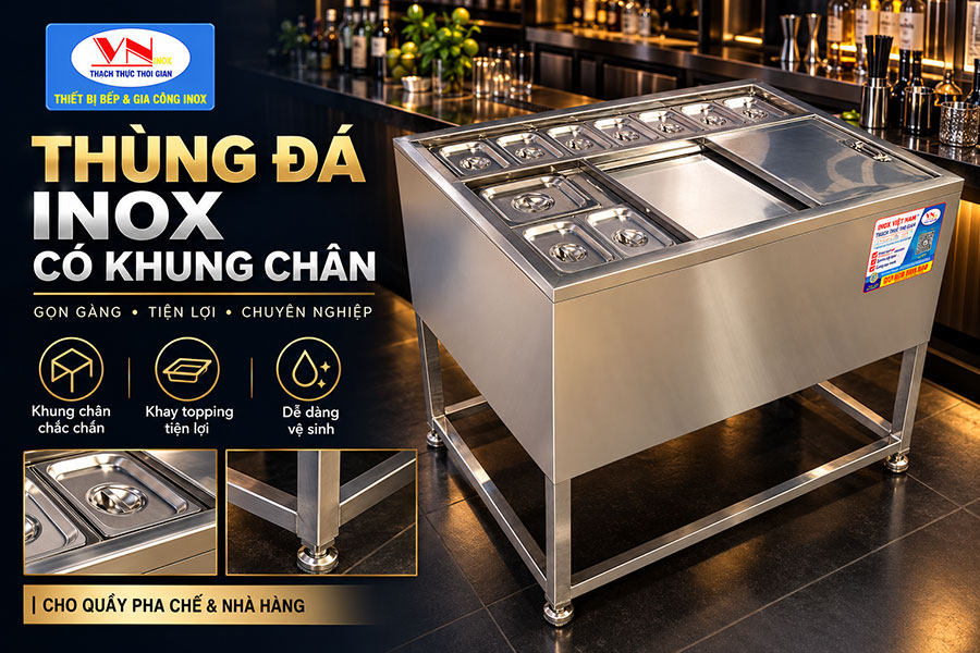 Thùng đá inox có chân đứng chắc chắn, kiểu dáng gọn gàng giúp khu vực lấy đá và pha chế đồ uống ngăn nắp hơn.